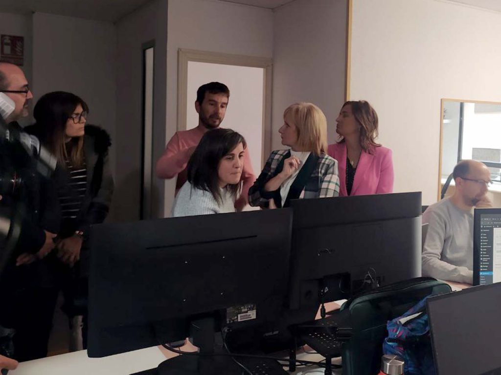 La Consejera de Industria, Comercio y Empleo de la Junta de Castilla y León, Dña. Leticia García junto con la Directora General de Economía social, Dña Emma Fernández y socios de la cooperativa Panacea Cooperative Research mostrando los productos actualmente en marcha